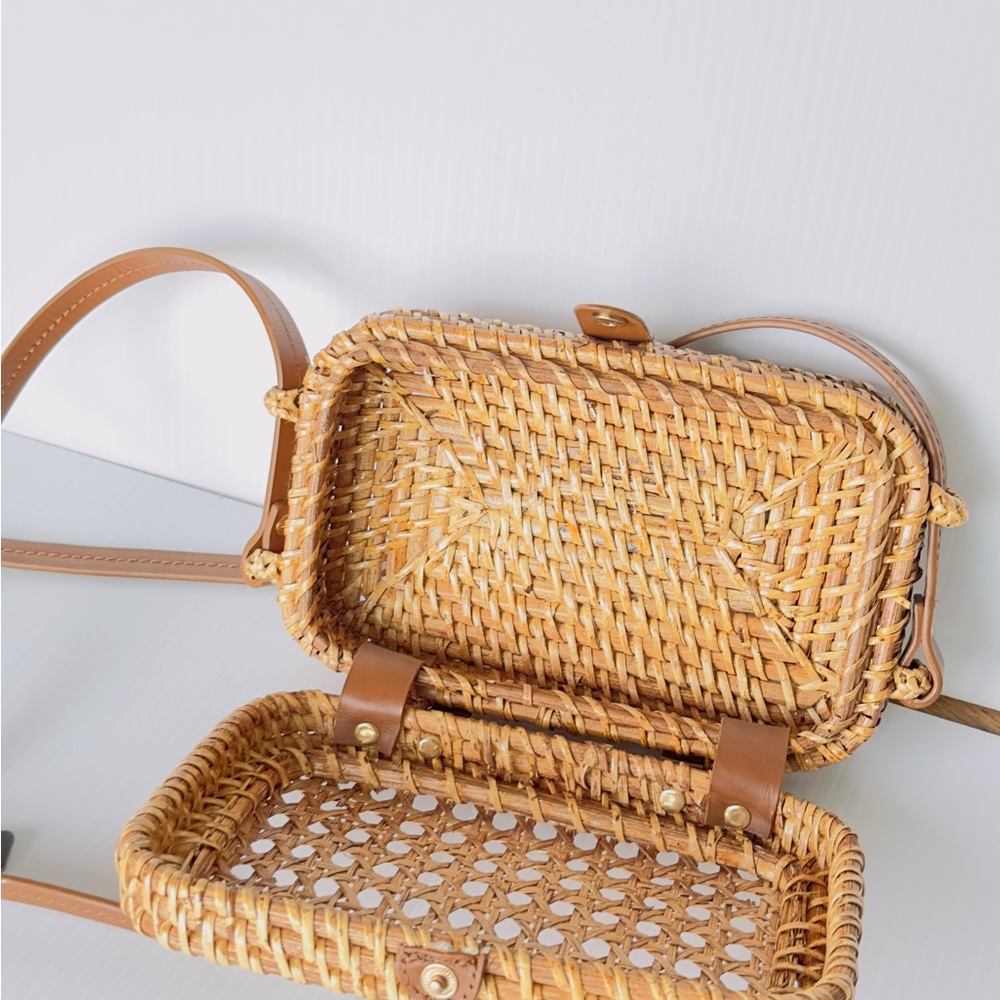 90 % Cane Wood/Bois de Canne 10% Cow Leather/Cuirass de Vache